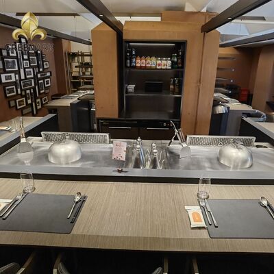 Meja Panggangan Teppanyaki Baja Paduan Khusus Food Grade 11 Kursi Daya 8KW untuk Restoran Tugas Berat